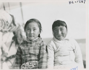 Image: Small boy and girl (Kadha's boy and girl) [Mikivssuk Henningsen and Talilanguak Peary]